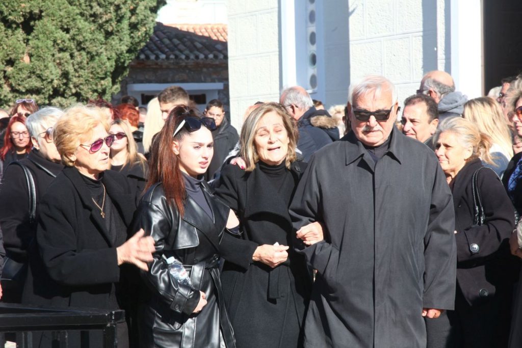 Σαλαμίνα: Συγκίνηση στο τελευταίο αντίο στην 43χρονη – Η συγγνώμη της μητέρας της