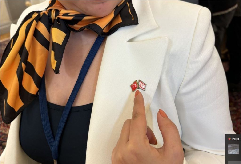 Οι δύο σημαίες της τουρκάλας δημοσιογράφου που έφεραν αναστάτωση