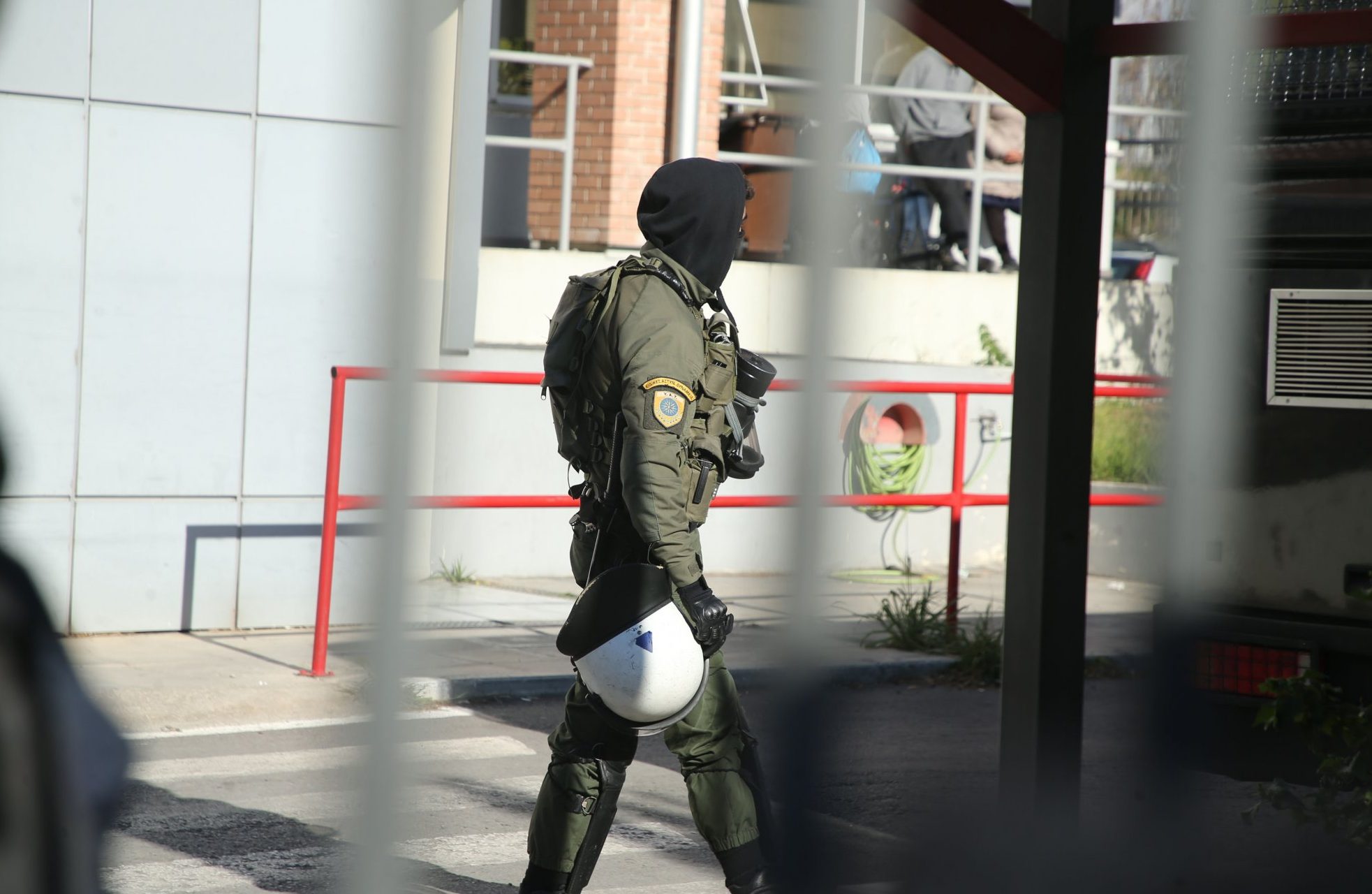 Ρέντης: Ελεύθεροι και οι 424 προσαχθέντες για τα επεισόδια – Χαροπαλεύει ο αστυνομικός