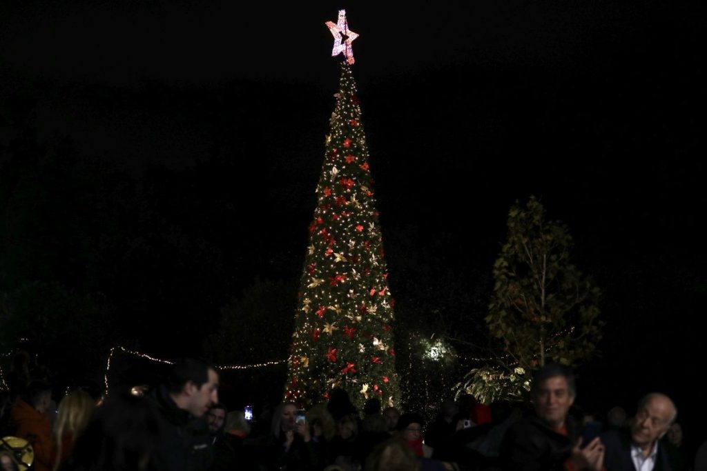 Φωταγωγήθηκε το δέντρο στο Πεδίον Άρεως, μαζί Πατούλης-Χαρδαλιάς