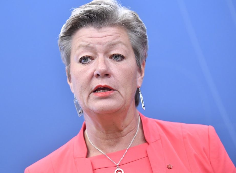 Γιατί η Ιλβα Γιόχανσεν  έρχεται εκτάκτως στην Αθήνα;