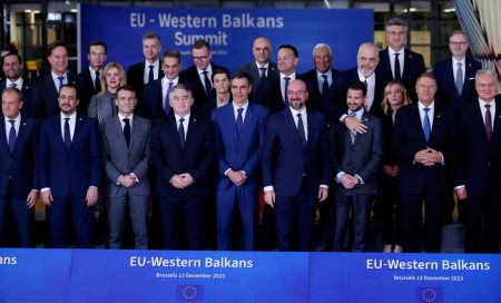 Διεύρυνση της ΕΕ: Τα συγχαρητήρια, η αποχή και η «νίκη της Ουκρανίας»