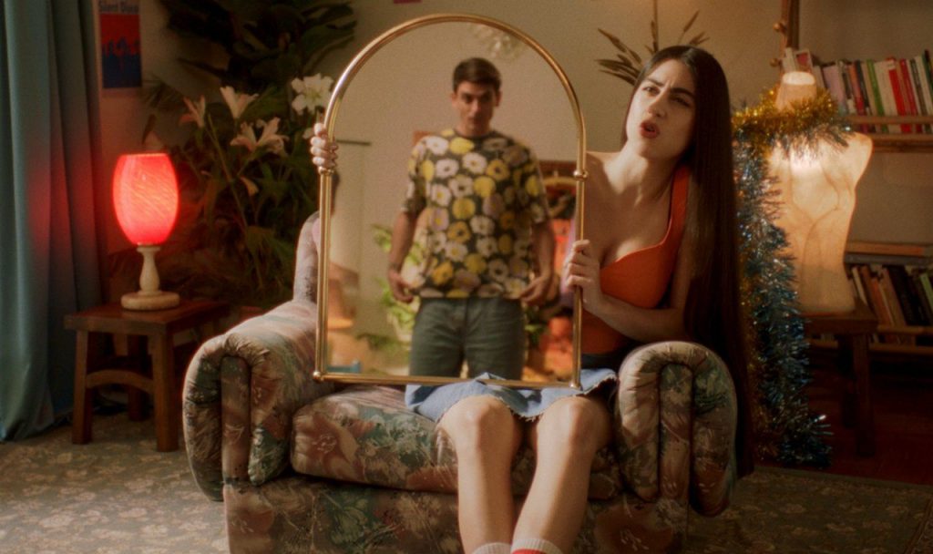 Σε θέλω πιο σεμνή