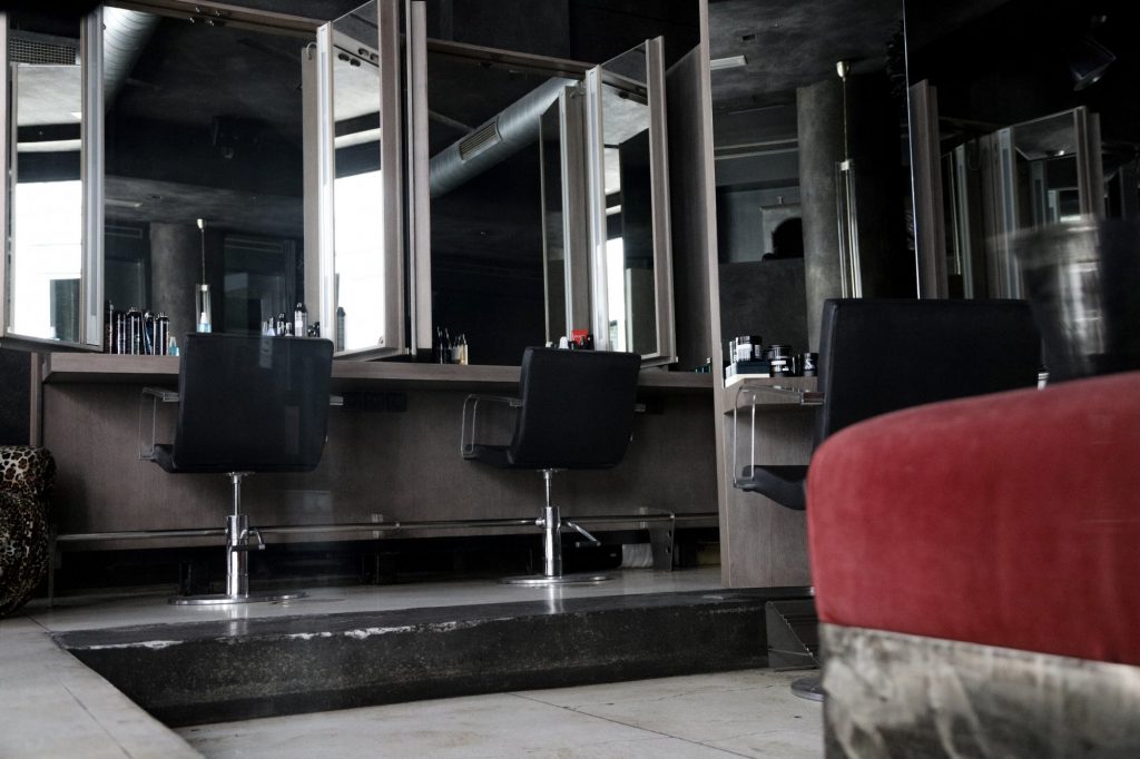 Βριλήσσια: Προφυλακιστέος ο κομμωτής για τις κρυφές κάμερες – Αρνήθηκε την διακίνηση υλικού