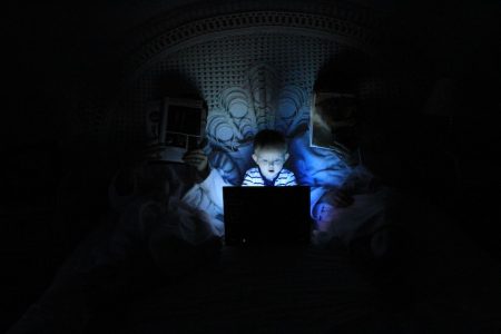 Εφτιαξαν μπλε φως που χαρίζει όνειρα γλυκά κατά παραγγελία – Τι είναι και πώς επηρεάζει τον ύπνο
