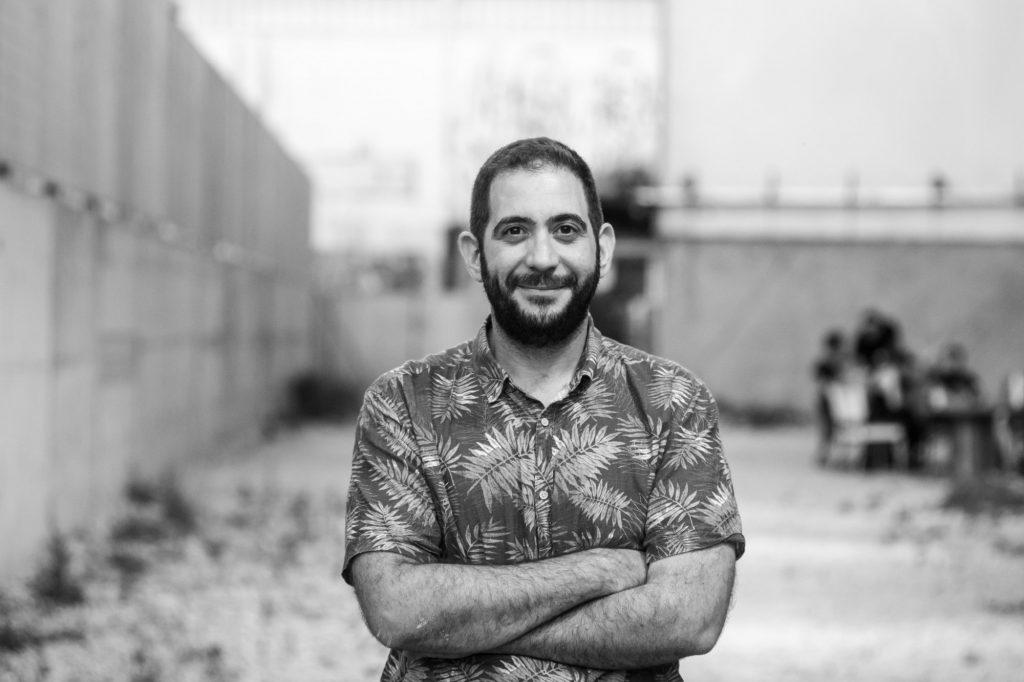 Θανάσης Ζερίτης στο BHMA: «Έχουμε ανάγκη το θέατρο, διαφορετικά θα καθόμασταν σπίτι και θα βλέπαμε Netflix»