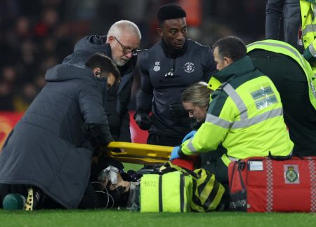 Premier League, Μπόρνμουθ – Λούτον: Κατέρρευσε ο Τομ Λόκιερ, διακόπηκε ο αγώνας