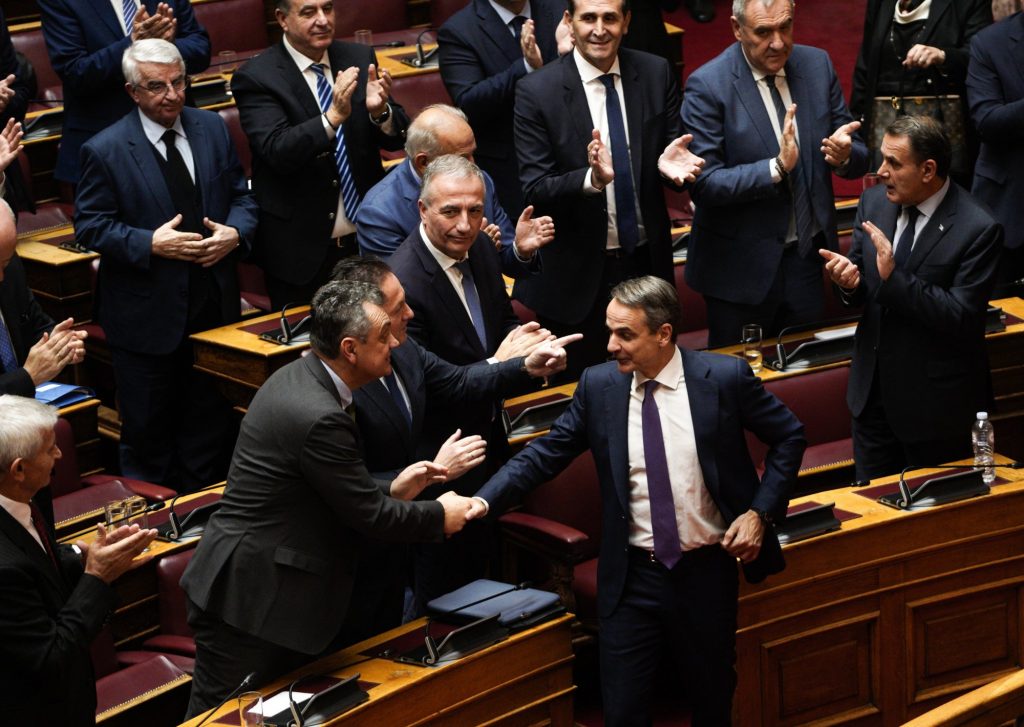 Προϋπολογισμός: Η ηχηρή απουσία Σαμαρά στην ομιλία Μητσοτάκη και οι δύο αναγνώσεις της πραγματικότητας