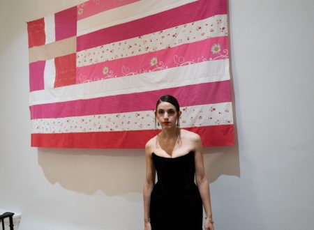«Λυπάμαι που παρερμηνεύτηκε το έργο μου» – Η δημιουργός της ροζ ελληνικής σημαίας στο Βήμα