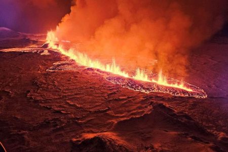 Ισλανδία: Εξερράγη το ηφαίστειο, καυτή λάβα παντού