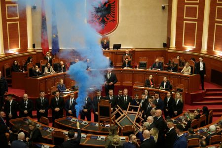 Αλβανία: Ενταση και καπνογόνα για την αρση ασυλίας του Σαλί Μπερίσα