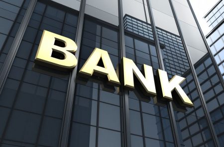 Τράπεζες: Γη και ύδωρ σε εξειδικευμένα στελέχη – Γενναίοι μισθοί και μπόνους
