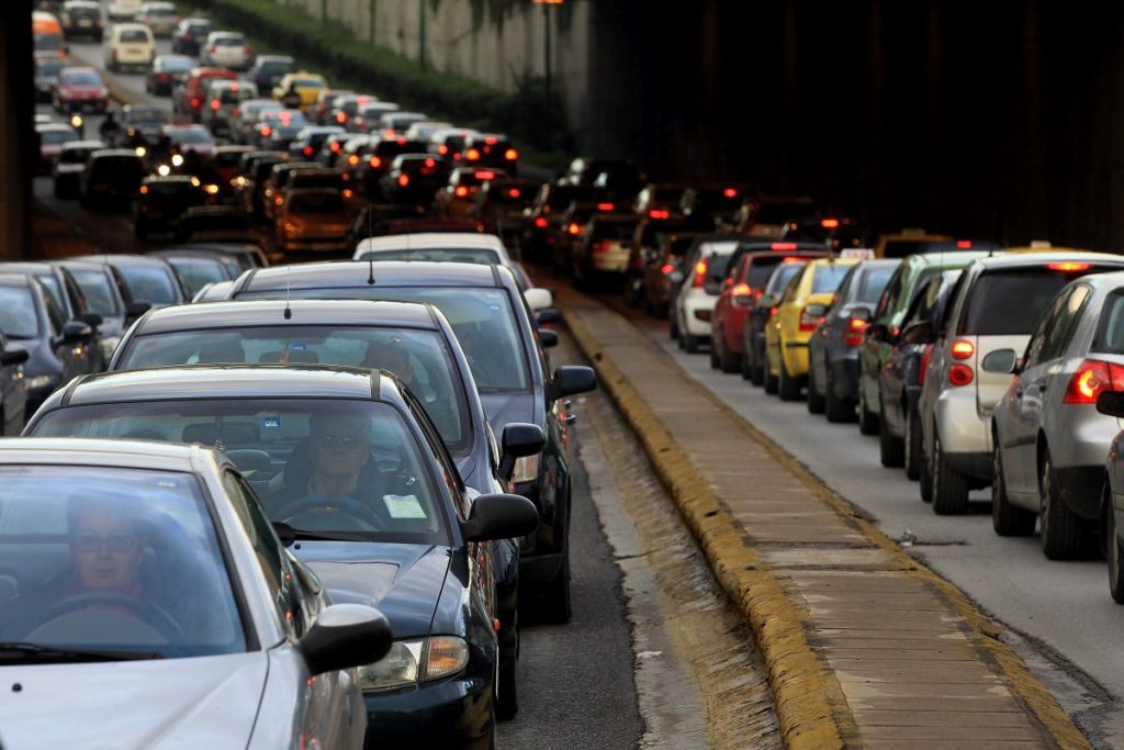 5 το πρωί: Το μακελειό στην Πράγα – Το προβάδισμα της ΝΔ – Η παράταση των τελών κυκλοφορίας