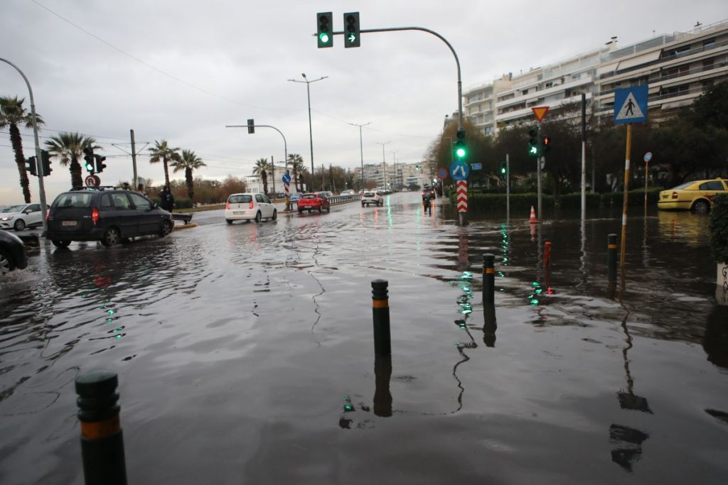 Καιρός: Πλημμύρισαν δρόμοι στο Παλαιό Φάληρο – Πόσο θα κρατήσει η κακοκαιρία