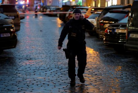 Πυροβολισμοί στην Πράγα: Ο μακελάρης, το διπλό φονικό πατέρα – κόρης και οι σοκαριστικές εικόνες
