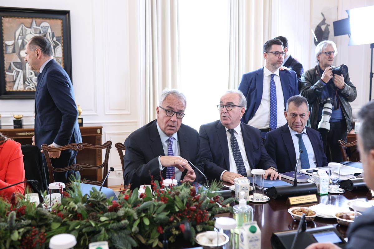 Υπουργικό με μελομακάρονα και… λουμπάγκο