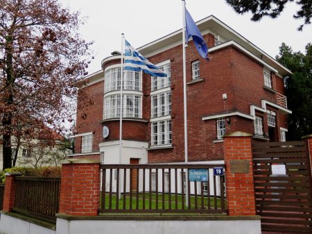 Πράγα: Μεσίστια η ελληνική σημαία στην πρεσβεία στη μνήμη των θυμάτων