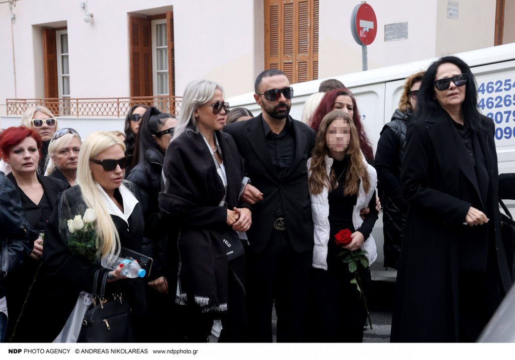 Νίκος Φλωρινιώτης: Το τελευταίο αντίο στον τραγουδιστή – Λύγισαν η μητέρα και η αδερφή του