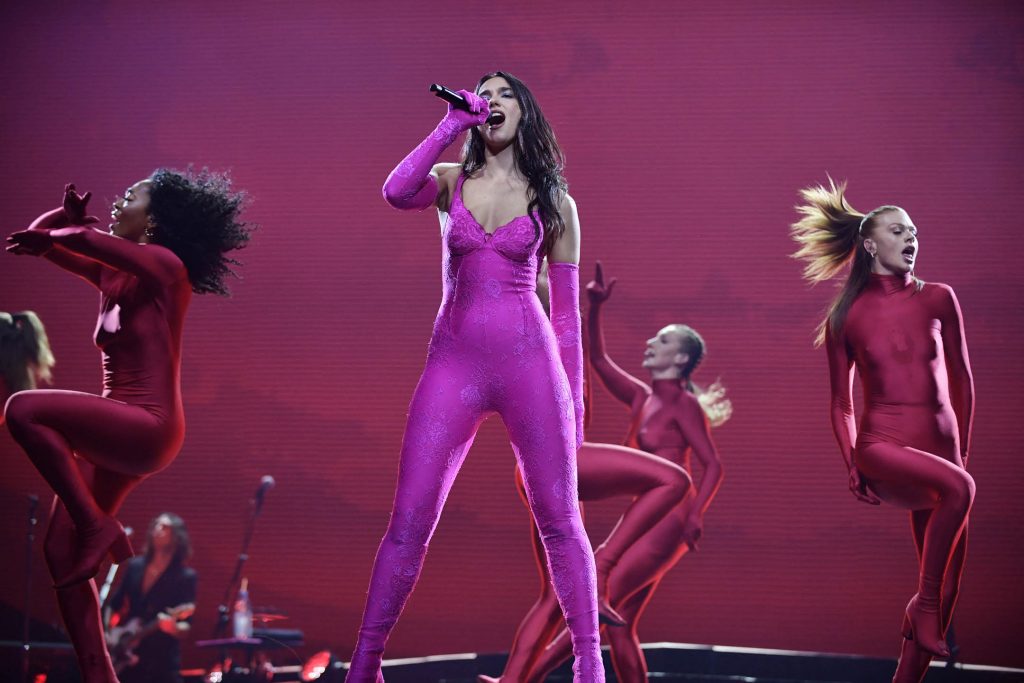 Χρυσά Χριστούγεννα με την Ντούα Λίπα