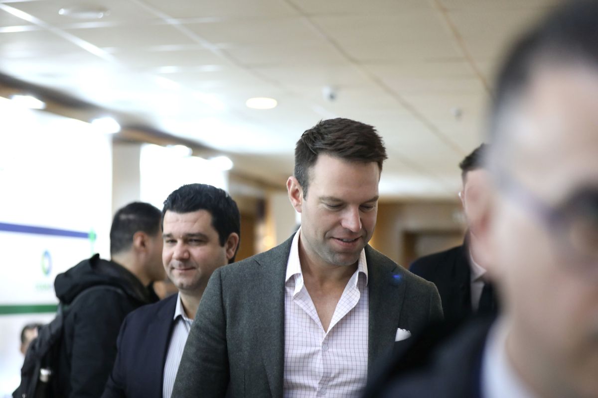 Ο Πρόεδρος έλειπε χριστουγεννιάτικα στο Παρίσι για… δουλειές