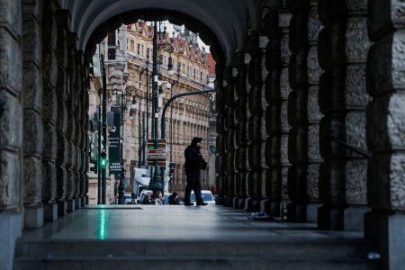 Πράγα: Συγκλονίζει καθηγητής – Γιατί ένα τέτοιο άτομο είχε άδεια οπλοφορίας, πού βρήκε τόσα όπλα – Πώς σώθηκε ζευγάρι Ελλήνων