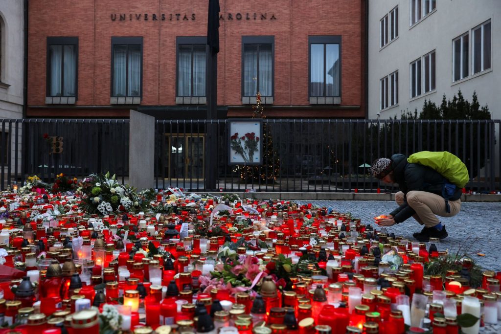 Μακελειό στην Πράγα: Νέες ανατριχιαστικές λεπτομέρειες – Σε θήκη κιθάρας μετέφερε τα όπλα ο δράστης