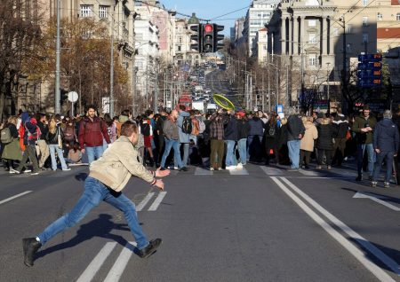 Βελιγράδι: Οργή «πνίγει» τους δρόμους – Τι προκάλεσε την «έκρηξη»
