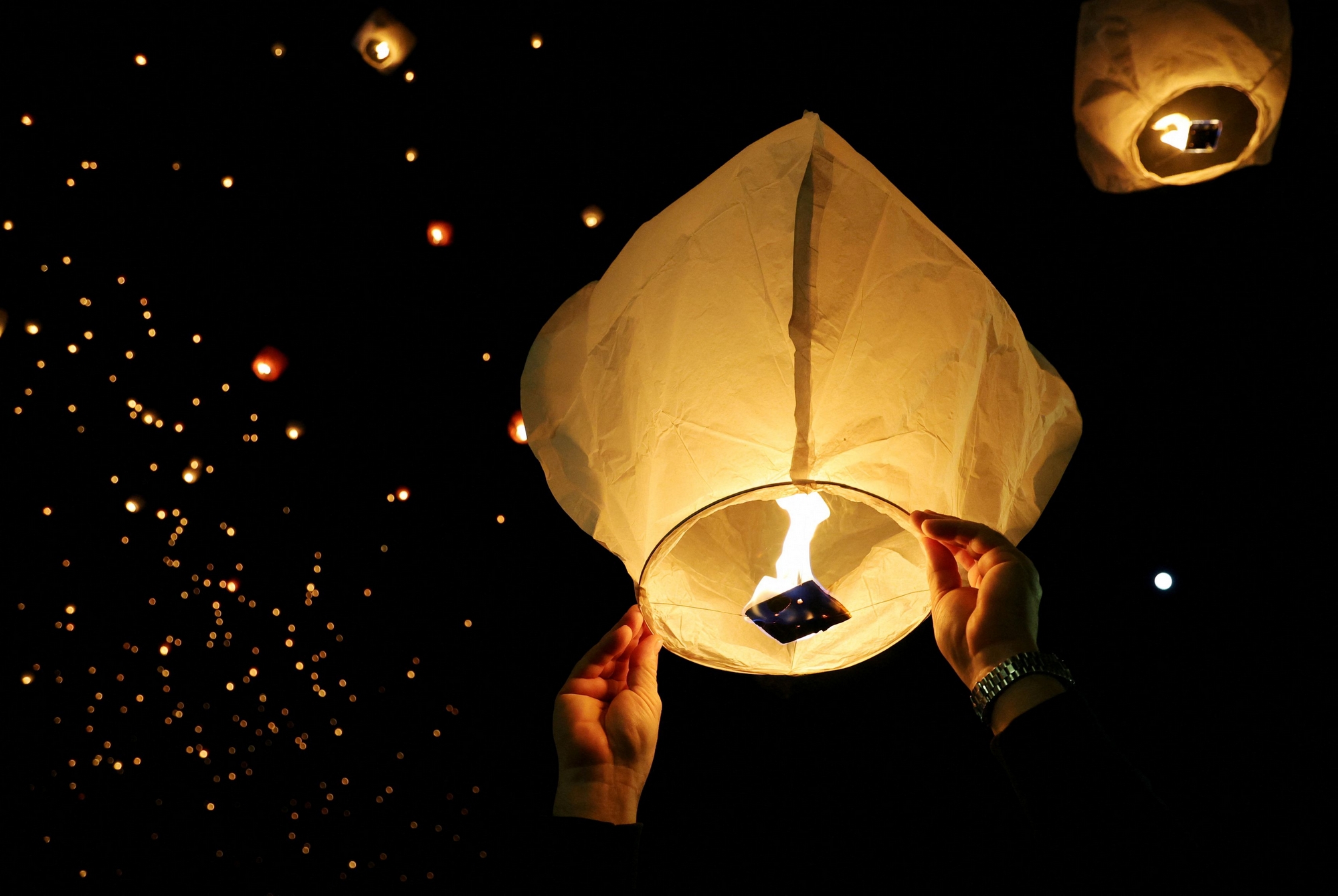 Το θαύμα των Χριστουγέννων – Οι μετανάστες που πηγαίνουν με το λεωφορείο στις πατρίδες τος μιλούν στο ΒΗΜΑ