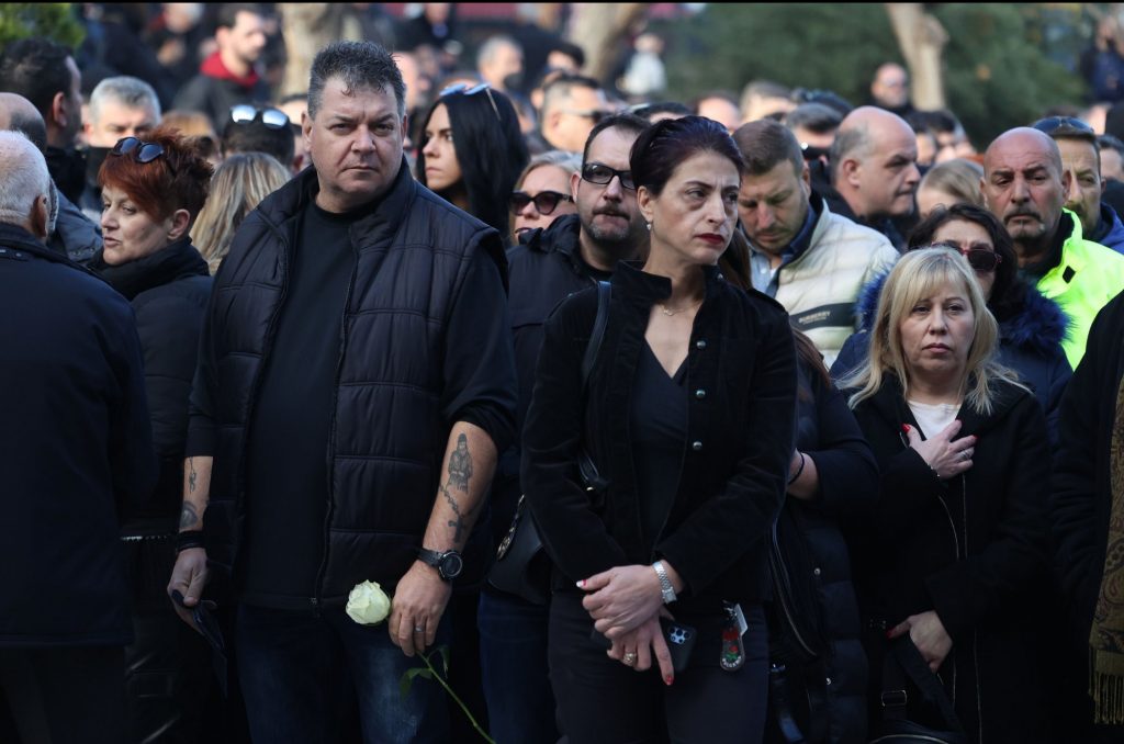 Βασίλης Καρράς: Συγκίνηση και πλήθος κόσμου στο λαϊκό προσκύνημα