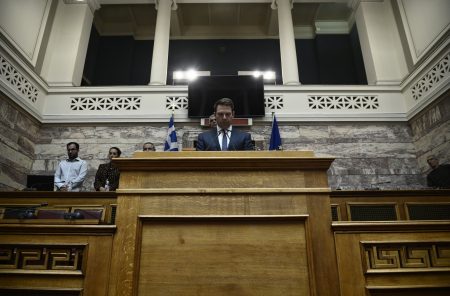 Χτίζει ηγετικό προφίλ με υλικό την…αποδόμηση