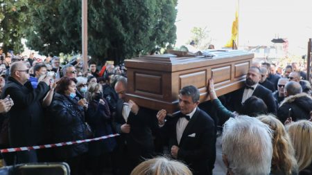 Βασίλης Καρράς: Όλο το ελληνικό τραγούδι στην κηδεία του