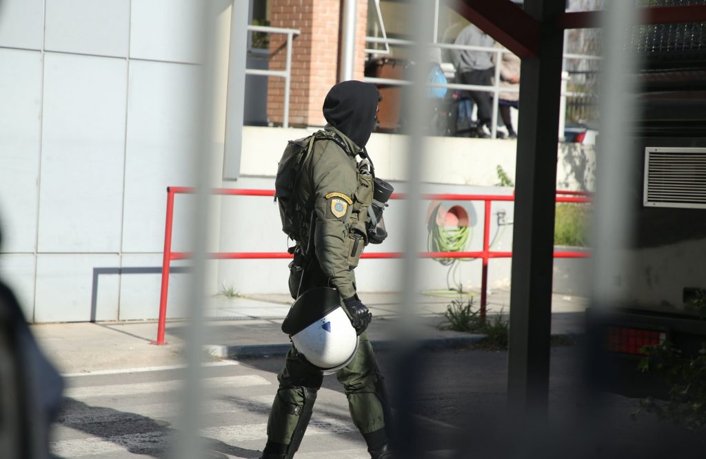 Πέθανε ο αστυνομικός που χτυπήθηκε από φωτοβολίδα στου Ρέντη