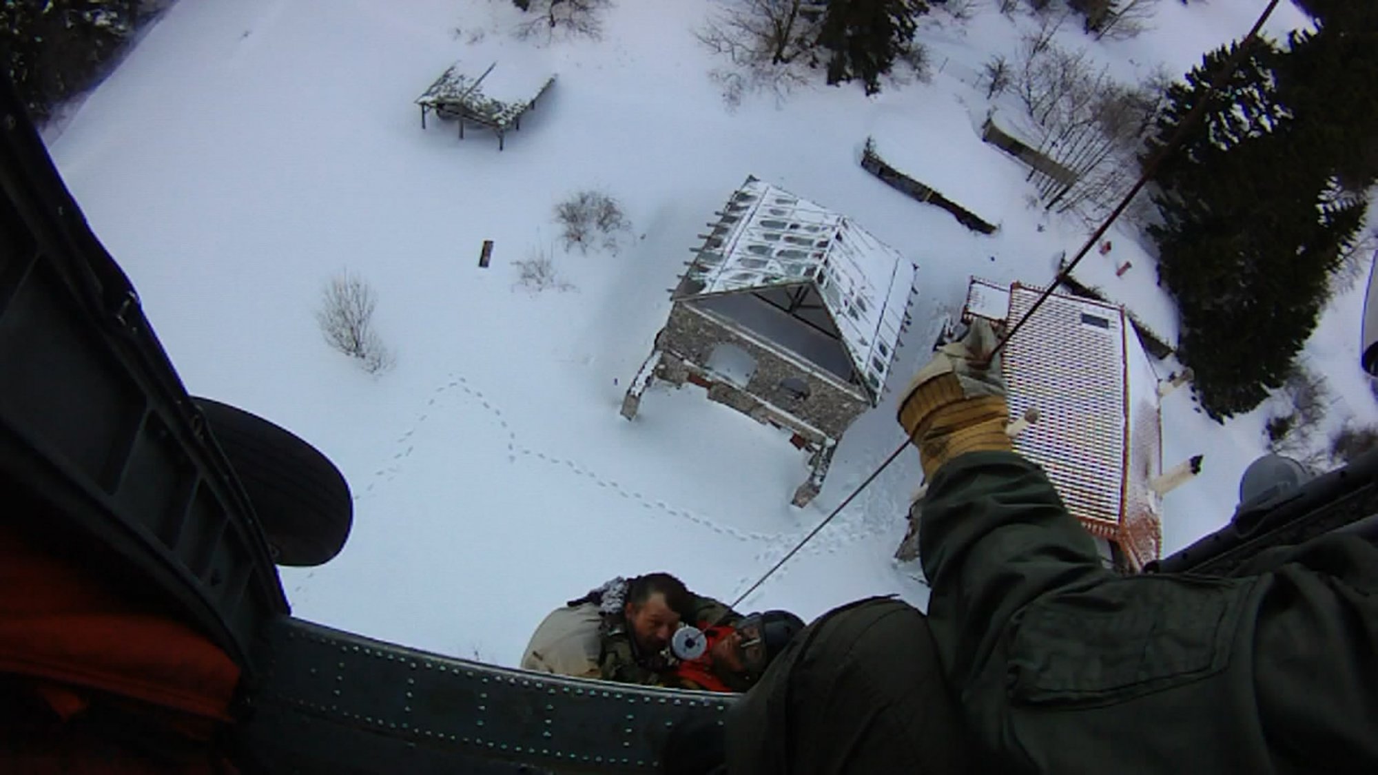 Εύβοια: Βαριά τραυματισμένος ο διασωθείς στη  Δίρφυ – Διακομιδή στην Αθήνα