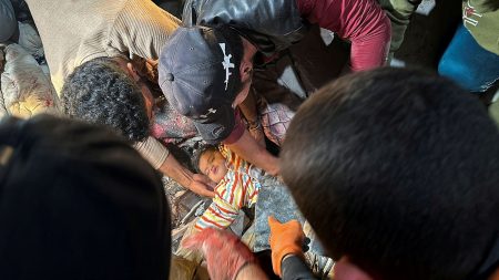 Λωρίδα της Γάζας: Ζωντανή κάτω από συντρίμμια κτιρίου ανασύρθηκε η μικρή Μαριάμ