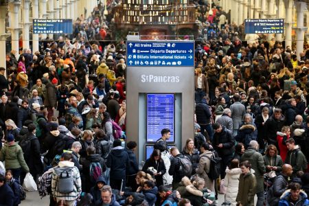 Αγγλία: Ακυρώσεις στα δρομολόγια τρένων στο Λονδίνο παραμονές Πρωτοχρονιάς – Πλημμύρισαν σήραγγες