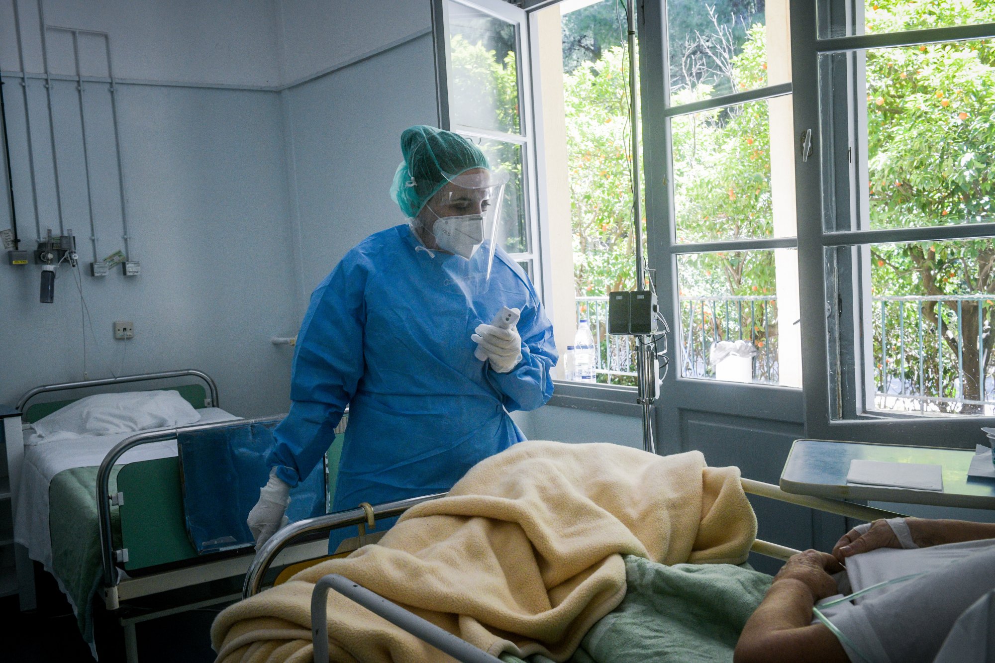 ΕΟΔΥ: Καταγράφηκαν 73 θάνατοι από Covid-19 την τελευταία εβδομάδα – 8 νεκροί από γρίπη