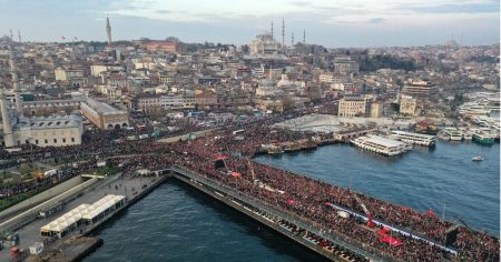 Κωνσταντινούπολη: Μεγαλειώδης διαδήλωση για τη Γάζα – Κατέκλυσαν τη γέφυρα του Γαλατά