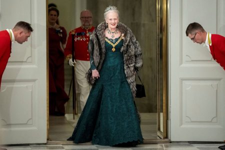 Βασίλισσα Μαργαρίτα της Δανίας: Η «θεία Νταίζη» που δουλεύει για το Netflix και λατρεύει το κάπνισμα