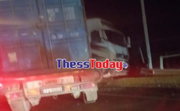 Θεσσαλονίκη: Νταλίκα συγκρούστηκε με ΙΧ στη γέφυρα του Αξιού – Ουρές οχημάτων