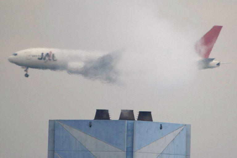 Τόκιο: Στις φλόγες αεροσκάφος με 379 επιβάτες (βίντεο)