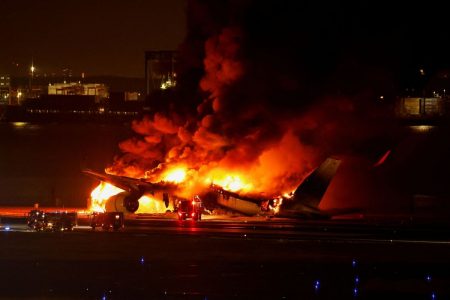 Τόκιο: Στις φλόγες αεροσκάφος με 379 επιβάτες (βίντεο)