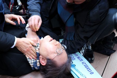 Νότια Κορέα: Μαχαίρωσαν τον ηγέτη της αντιπολίτευσης – Η στιγμή της επίθεσης