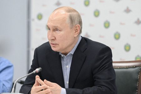 Washington Post: Μέτωπο Πούτιν-Λεπέν για να πέσει ο Μακρόν