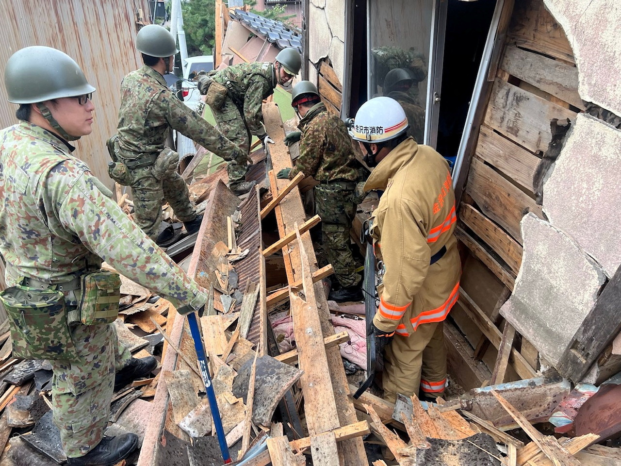 Iαπωνία:  Στους 62 ανήλθαν οι νεκροί από τον ισχυρό σεισμό – Μάχη με τον χρόνο δίνουν τα σωστικά συνεργεία