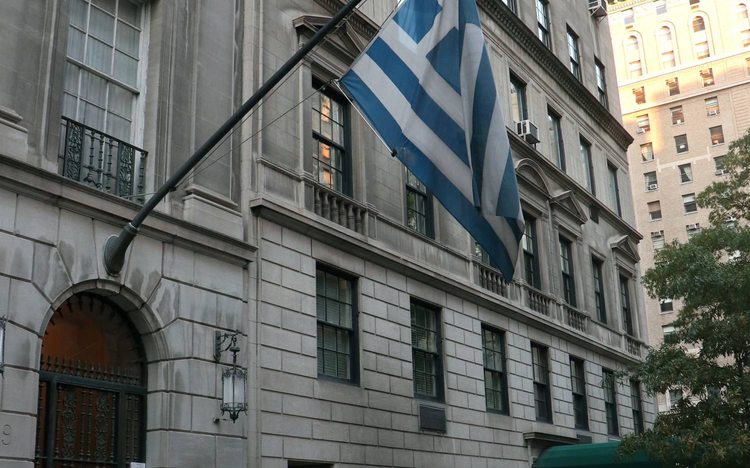Τι κάνουν 1.500 έλληνες ζωγράφοι στα προξενεία – Ο «ρόλος» της ροζ σημαίας