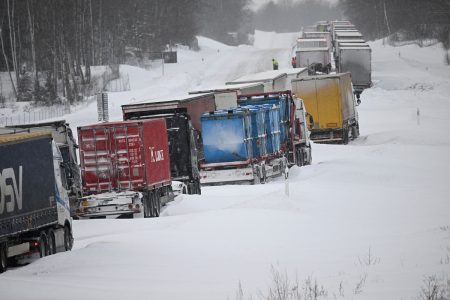 Σουηδία: Εκατοντάδες οδηγοί αποκλείστηκαν λόγω χιονιού