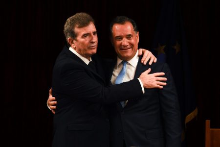 Τα ποιητικά βουνά του Μητσοτάκη και οι «μαχαιριές» στην ανταλλαγή των χαρτοφυλακίων