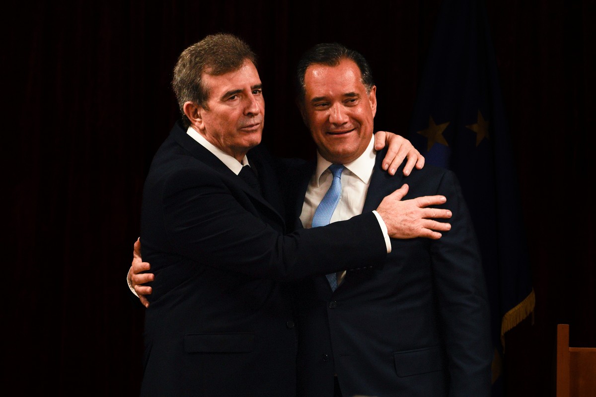 Τα ποιητικά βουνά του Μητσοτάκη και οι «μαχαιριές» στην ανταλλαγή των χαρτοφυλακίων