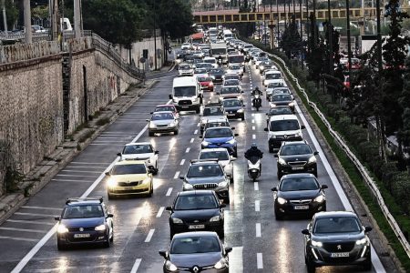 Κίνηση στους δρόμους: Ουρές χιλιομέτρων μετά από καραμπόλα πέντε αυτοκινήτων στον Κηφισό