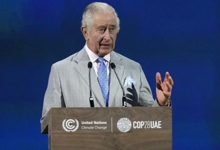 Μαριάννα Παγώνη: Η σχεδιάστρια πίσω από τη γραβάτα του βασιλιά Καρόλου με την ελληνική σημαία